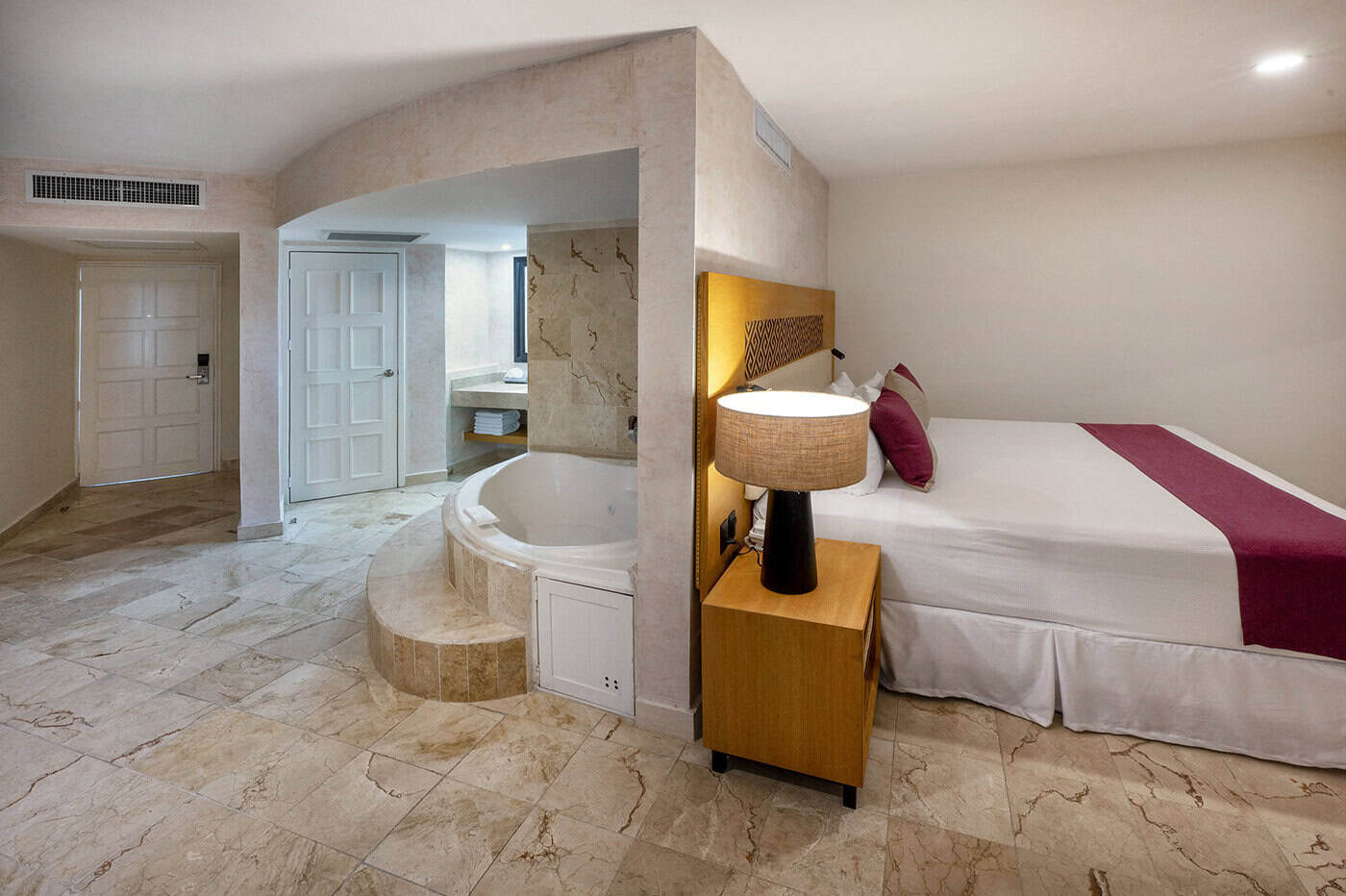Hot tub and bed 